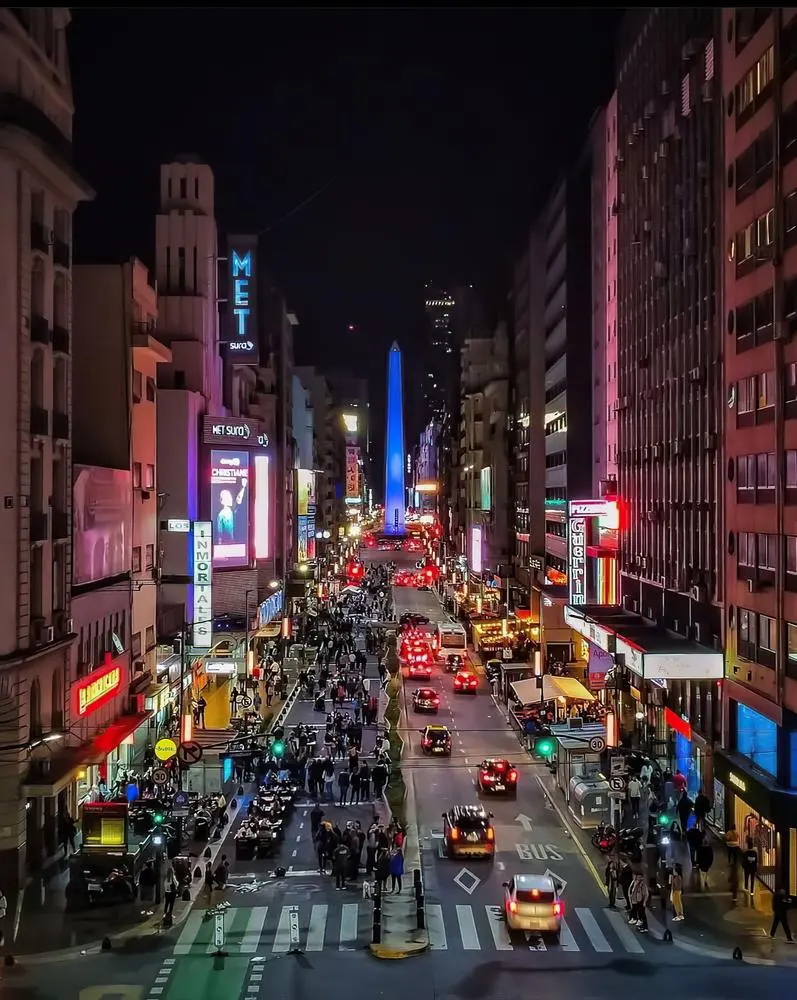 Av. Corrientes tras la intervención de puesta en valor ejecutada por Grupo Algieri