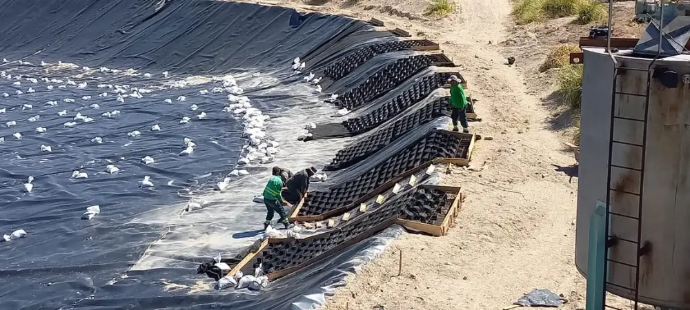 Trabajos de impermeabilización en el dique auxiliar de Los Gigantes, Córdoba
