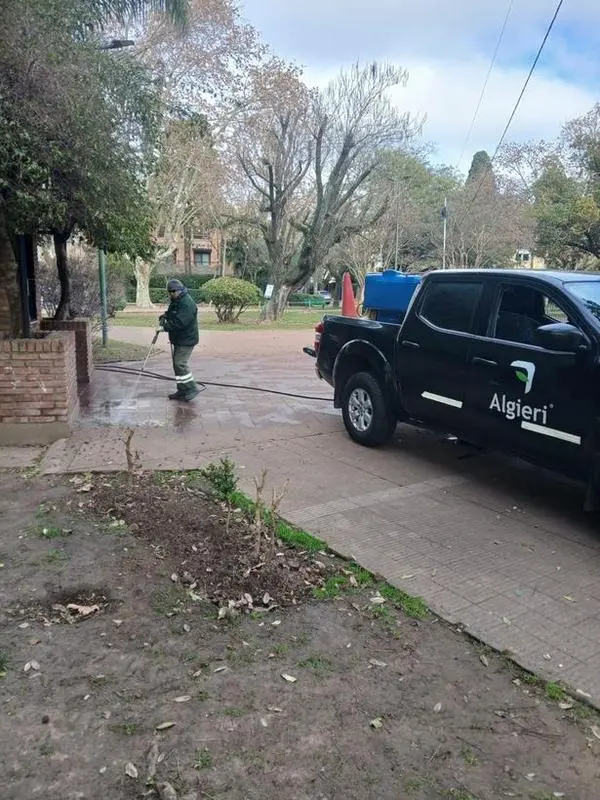 Camioneta de Grupo Algieri e hidrolavado de veredas en un espacio público