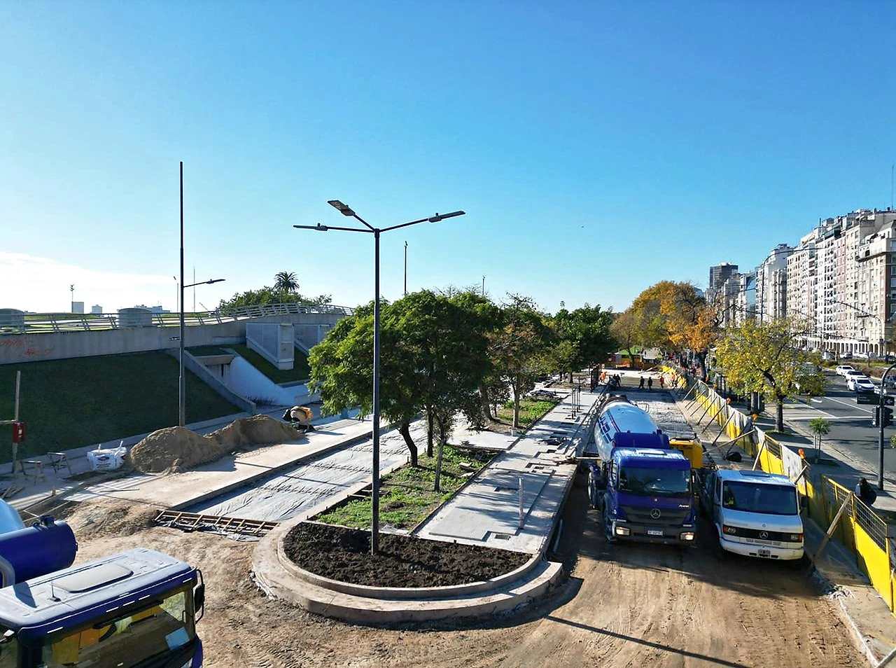 Calzadas y veredas en ejecución en el CEC Facultad de Derecho, con camiones y maquinaria de obra